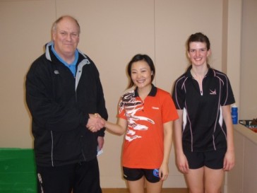 TTW Chairman Bruce Northover with 2010 Women's Open Singles Champion Catherine Zhou(Lin Zhou) and runner up Natalie Patterson
